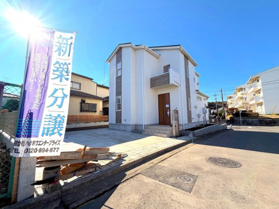 【駐車場】 | 瀬谷区北新新築戸建【長期優良住宅/土地約57坪＋北西角地/駐車並列2台＋南庭/耐震等級3＋制震】 | 駐車スペースは並列2台駐車可能！車の通りも少なくので、ご安心です。また道路幅員が約5.5mある為、車の出し入れも楽です。