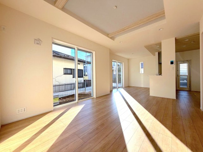 【居間・リビング】 | 瀬谷区北新新築戸建【長期優良住宅/土地約57坪＋北西角地/駐車並列2台＋南庭/耐震等級3＋制震】 | 日照を十分に取り入れる大きな吐き出し窓を設置します。天井は折上天井となり、デザイン性のある空間設計。