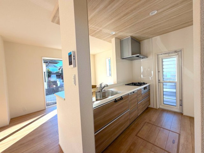 【キッチン】 | 瀬谷区北新新築戸建【長期優良住宅/土地約57坪＋北西角地/駐車並列2台＋南庭/耐震等級3＋制震】 | システムキッチンはオープンで開放感がある対面キッチン。ビルトイン食洗機を標準設置。作業スペースが広く、使いやすく機能的です。