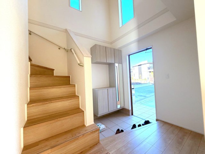 【玄関】 | 瀬谷区北新新築戸建【長期優良住宅/土地約57坪＋北西角地/駐車並列2台＋南庭/耐震等級3＋制震】 | 同社施工完成済み物件の参考写真になります。吹き抜け天井は2階からも明るさが差し込み開放的な空間設計で贅沢です。