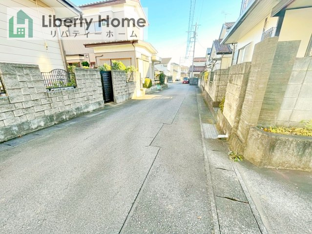 守谷市百合ケ丘10期　新築戸建の前面道路含む現地写真