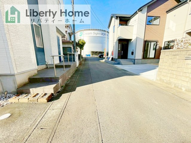 守谷市百合ケ丘10期　新築戸建の前面道路含む現地写真