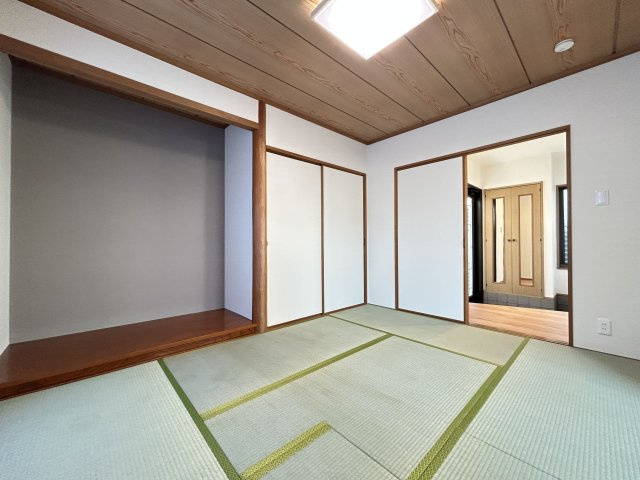 【和室】 | 筑紫野市美しが丘南４丁目　戸建て | 和室は床の間もある本格派。 くつろぎのスペースとしても、客間としても活躍しそう