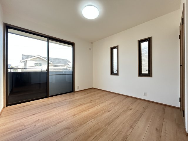 【洋室】 | 筑紫野市美しが丘南４丁目　戸建て | 2階5帖の洋室。2面窓から室内に多く光を取り入れております。景色も広く見えるので開放感があります