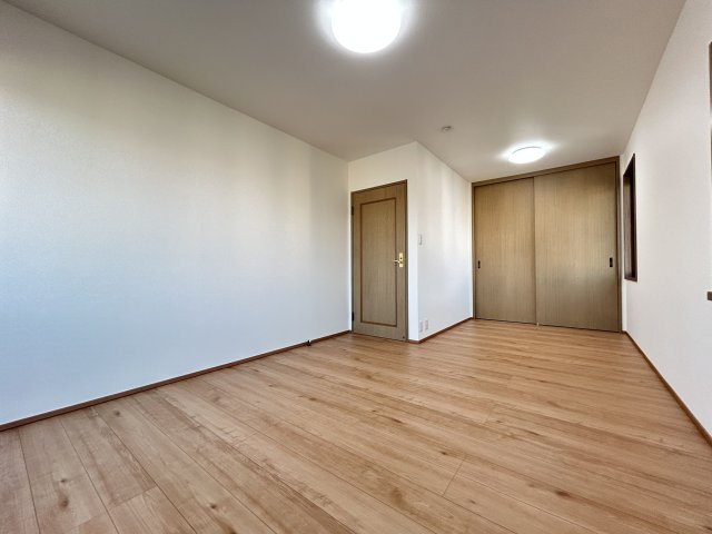 【洋室】 | 筑紫野市美しが丘南４丁目　戸建て | 4帖の洋室。コンパクトなお部屋ですが収納が充実しているので快適に過ごせます