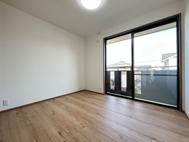 【洋室】 | 筑紫野市美しが丘南４丁目　戸建て | 洋室はすべてバルコニーに面しているので明るく換気や採光ばっちりです