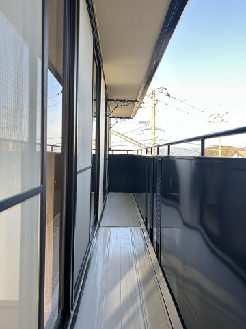 【バルコニー】 | 筑紫野市美しが丘南４丁目　戸建て | 2階のバルコニーは幅が広くすべての洋室に陽が入ります。塗装を行いきれいに仕上がっています