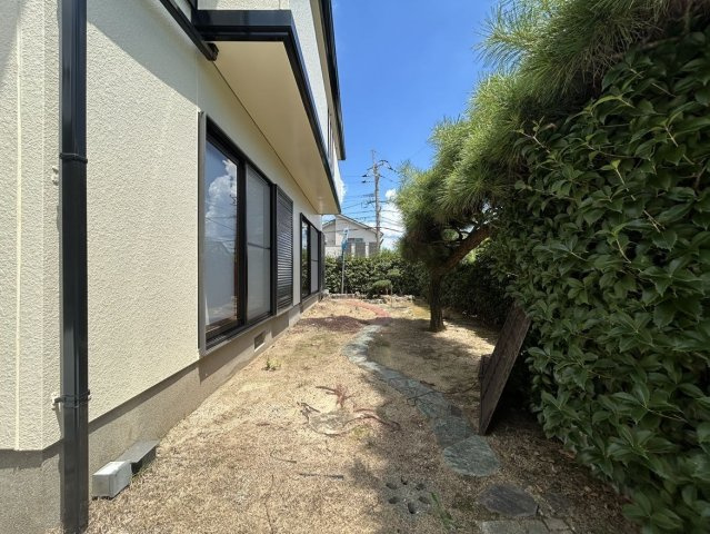 【庭】 | 筑紫野市美しが丘南４丁目　戸建て | 日当たりの良いお庭。樹木は伐採を行ったのですっきりとしました