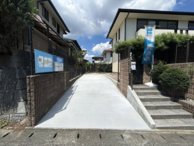 【駐車場】 | 筑紫野市美しが丘南４丁目　戸建て | 車種にもよりますが縦列で3台以上停められるので、車を複数お持ちのファミリーや来客時でも安心です