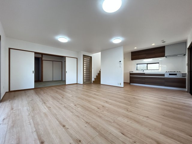 【居間・リビング】 | 筑紫野市美しが丘南４丁目　戸建て | 広々とした約16帖のLDKは壁付タイプのキッチンで空間を有効的に活用できます