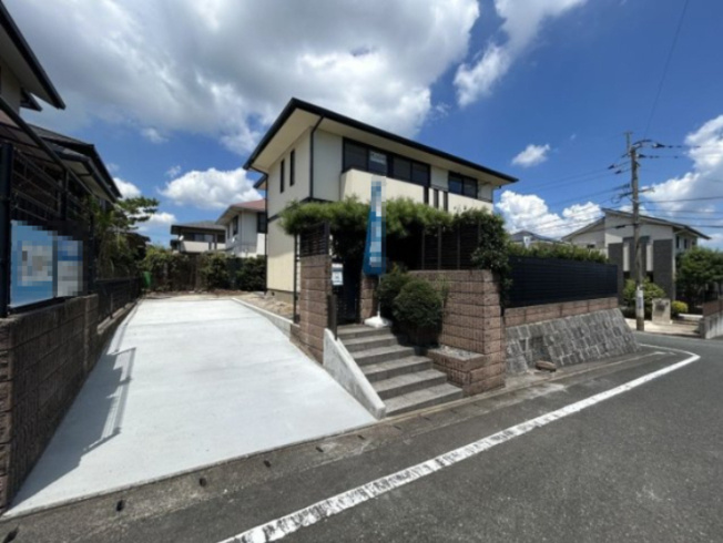 【外観】 | 筑紫野市美しが丘南４丁目　戸建て | 内外装リフォーム済みで明るい美邸に生まれ変わりました。学校やスーパーなど徒歩圏内で便利なエリアです