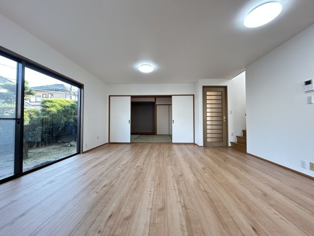 【居間・リビング】 | 筑紫野市美しが丘南４丁目　戸建て | LDKは隣りの和室とつなげて広く使ってもOK。ライフスタイルに合わせて自由に使えます