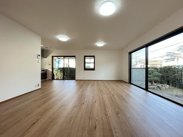 【居間・リビング】 | 筑紫野市美しが丘南４丁目　戸建て | 大きな窓のあるLDKは明るさたっぷり。食事のときも、くつろぎの時間も楽しい家族の時間をすごせそうです