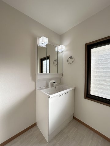 【独立洗面台】 | 筑紫野市美しが丘南４丁目　戸建て | 三面鏡裏収納付きの洗面台で、散らかりがちな洗面回りもすっきりと片付きます