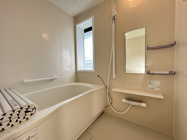 【浴室】 | 筑紫野市美しが丘南４丁目　戸建て | バスルームに窓があるので換気がしやすくカビの発生を抑えられます。経済的な追い焚き機能付きです