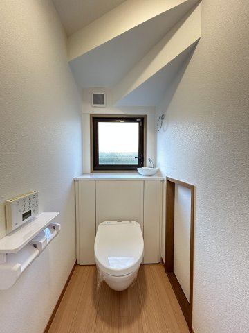 【トイレ】 | 筑紫野市美しが丘南４丁目　戸建て | いつも綺麗に清潔に！ウォッシュレット付きトイレです。窓も付いてるので空気の入れ替えも楽にできます