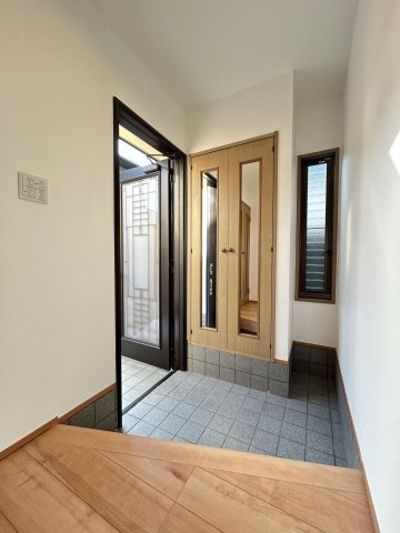 【玄関】 | 筑紫野市美しが丘南４丁目　戸建て | 広々とした玄関には収能力の高いシューズボックスと姿見までセットされています