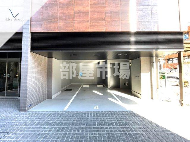 コンフォリア・リヴ根岸二丁目の駐車場