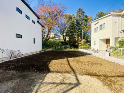 【外観】 | 湘南台駅 藤沢市亀井野／建築条件なし整形地４５坪　売地１区画-53-5- | 現地裏手には木々が茂っていて四季の彩も楽しめそうです☆