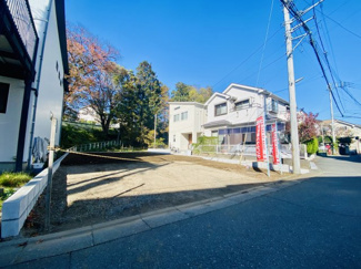 【外観】 | 交通量の少ない閑静な住宅街となっております。間口もきちんと確保された整形地！約４５坪のゆとりある敷地にもぜひご注目ください♪