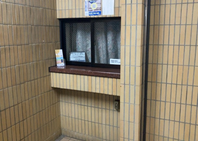 【受付】 | ライオンズマンション淵野辺 | 受付はマンションコンシェルジュがいる場合もあれば、管理人が滞在する小部屋を総称して呼ぶことがあります。主にエントランスに設置されていることから、防犯面でも期待ができます。防犯設備がない場合はより安心！
