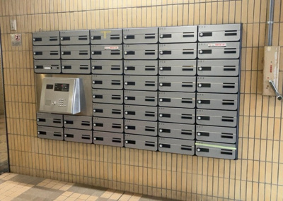 【設備】 | ライオンズマンション淵野辺 | エントランス付近に設置されている集合ポストは、住んでいる部屋と離れているため、ポストをあさるなど誰かに何かされていても被害に気づきにくいです。入居する時には他人に特定されにくい番号で鍵をかけましょう！