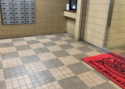 【ロビー】 | ライオンズマンション淵野辺 | ロビーというと、エントランスと何がちがうの？と思いますよね。実はロビーとエントランスには明確な決まりはありません。物件によっては、エントランスを入って広がるある程度の広さのある空間がロビーとなります。