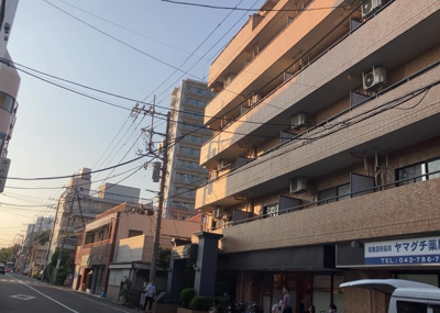 【外観】 | ライオンズマンション淵野辺 | 隣家の土地はどうなっているのか、生活利便施設が近くにあるのか、学校まで近いかなど、お客様のライフスタイルにあわせたイメージが重要です。また、近くにあると困る施設が近くにないかも確認するといいでしょう。