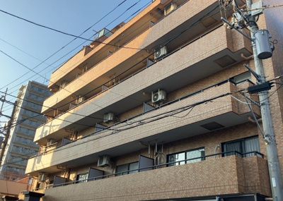 【現況写真】 | ライオンズマンション淵野辺 | 道幅が広い場所は日当たりや風通が良好です。幅が広いのですれ違いも可能ですし大きな車でも駐車可能！一方で、大型車が通ることも多くなるため交通量の増加により騒音に繋がります。また土地の値段が高くなります。