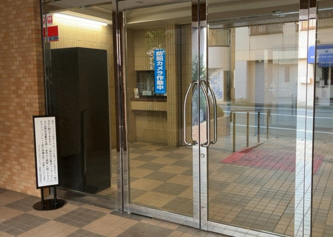 【玄関】 | ライオンズマンション淵野辺 | 玄関は家の顔でもあり、家族以外の目にも止まる場所です。玄関は外との間を仕切る扉、靴などをしまっておく収納スペース、靴脱ぎのたたきスペース、来客とのやり取りをするドアホンなど複数のアイテムからなります。