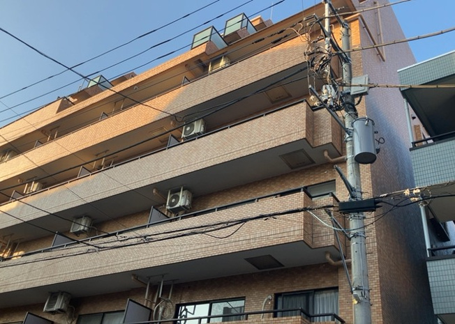 【バルコニー】 | ライオンズマンション淵野辺 | 一般的なバルコニーは、奥行1.5ｍ程ですが、ワイルドバルコニーは2ｍまで広がっています。そのため洗濯物の間隔をあけ干すことができ、乾きやすいというメリットや、ガーデニングが楽しめる等の特徴があります。
