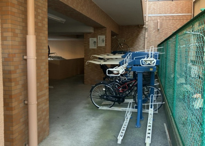 【駐車場】 | ライオンズマンション淵野辺 | 車一台あたりに必要なスペースは、標準サイズの普通自動車で横幅2m50cm、長さ5mは必要になります。ただし、乗降のことも考慮して横幅3m30cm、長さ5m50cmほどは確保できるところを選びましょう。