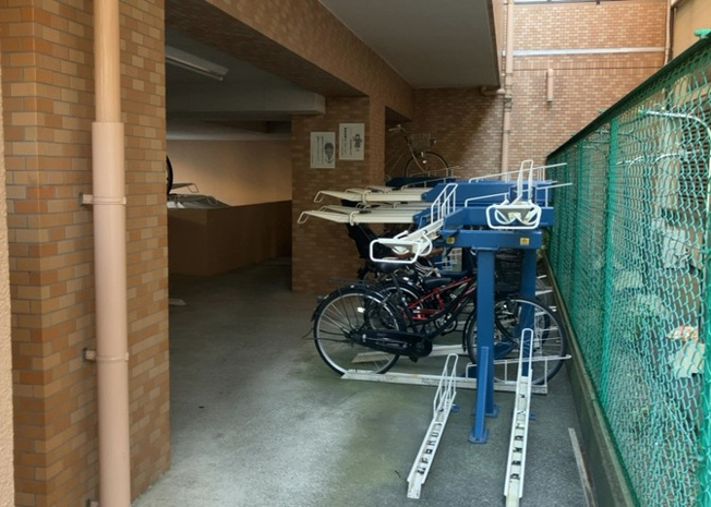 【駐車場】 | ライオンズマンション淵野辺 | 車一台あたりに必要なスペースは、標準サイズの普通自動車で横幅2m50cm、長さ5mは必要になります。ただし、乗降のことも考慮して横幅3m30cm、長さ5m50cmほどは確保できるところを選びましょう。