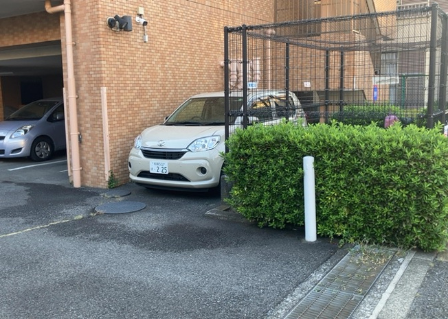 【駐車場】 | ライオンズマンション淵野辺 | 駐車場と明記されていても、最小スペースでつくられた駐車場だと大型車は駐車できなかったり、出入りしにくくなったりする可能性があります。お車のサイズと購入したい物件の駐車場のサイズを現地で確認しましょう。