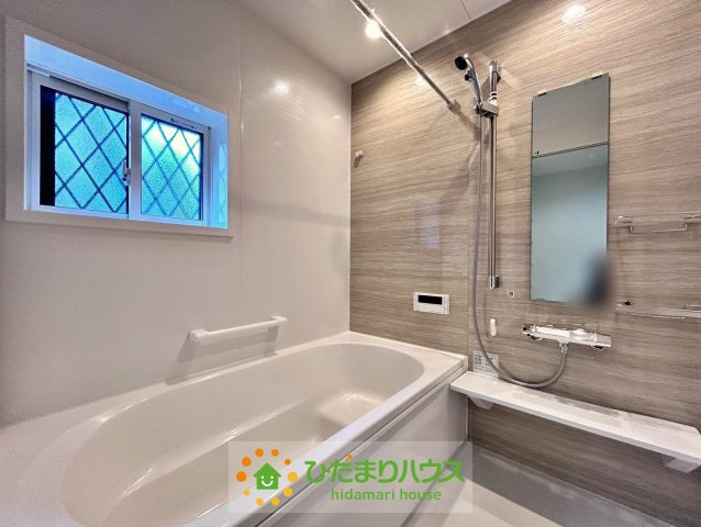 ワイウッドコート久喜市吉羽第６期　新築一戸建て　02の浴室|壁にマグネットで浮かせて収納もできます！