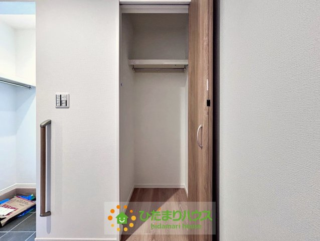 ワイウッドコート久喜市吉羽第６期　新築一戸建て　02の収納|玄関横に収納あります！