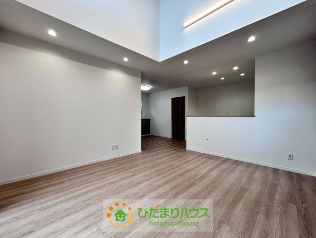 ワイウッドコート久喜市吉羽第６期　新築一戸建て　02の居間・リビング|18.2帖の大型LDKです！