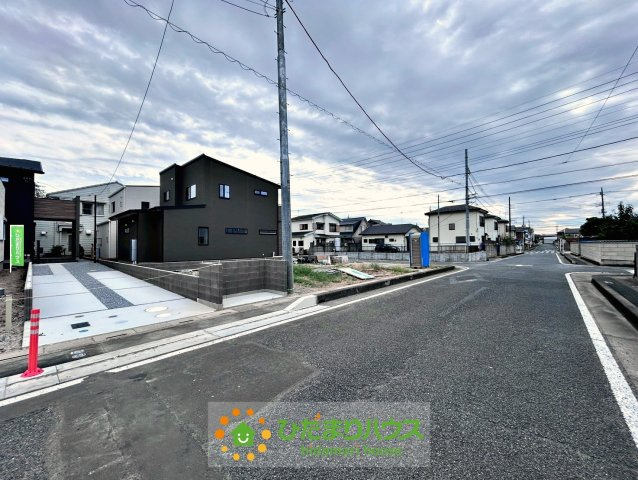 ワイウッドコート久喜市吉羽第６期　新築一戸建て　02の前面道路含む現地写真|交通量の少ない道路で、駐車もしやすいです！