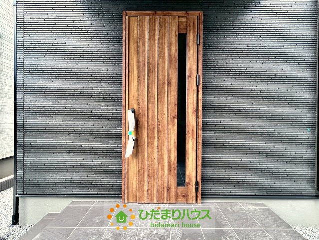 ワイウッドコート久喜市吉羽第６期　新築一戸建て　02の玄関|木目調が際立つ玄関です！