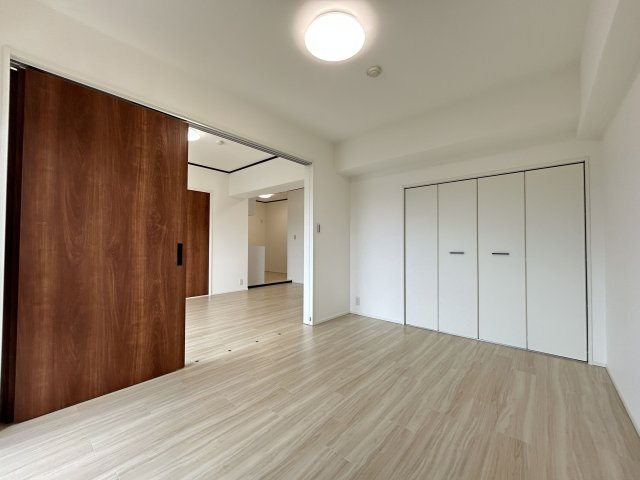 【洋室】 | エクレール大野城 | リビングとは引き戸でフラットにつながっているので開け放して広く使うこともできます