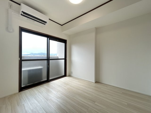 【洋室】 | エクレール大野城 | 4.4帖の洋室にはエアコン設置済みなので入居してすぐから快適に過ごせます