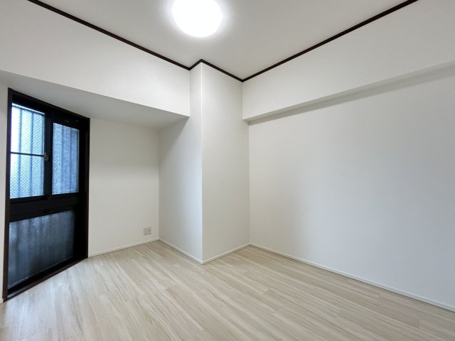 【洋室】 | エクレール大野城 | 玄関側の洋室。足元までガラスになっているので外の明かりをたっぷり室内に取り込めます