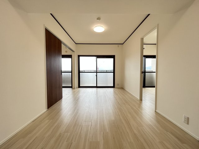 【居間・リビング】 | エクレール大野城 | LDKは隣りの洋室とつなげて広く使ってもOK。ライフスタイルに合わせて自由に使えます