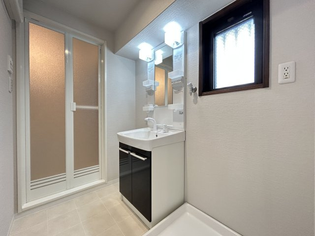 【独立洗面台】 | エクレール大野城 | 洗面所に窓があるので換気もばっちりで湿気をこもらせず、結露やカビの発生を防ぎます