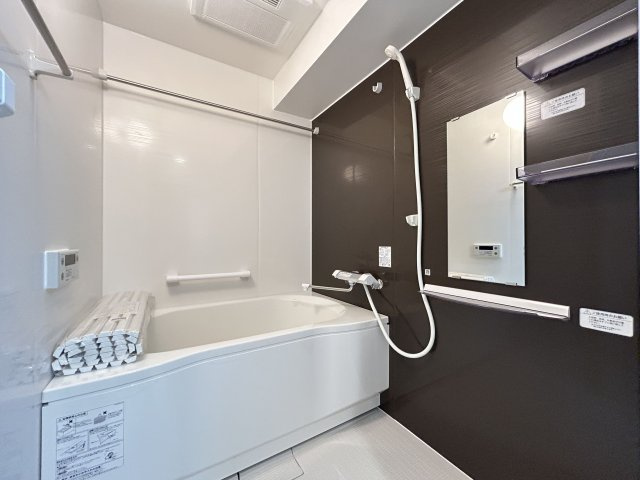 【浴室】 | エクレール大野城 | 広々とした浴室で一日の疲れもサッパリ洗い流せます！浴槽は足を伸ばしてゆったりおくつろぎ頂けます