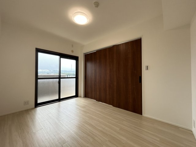 【洋室】 | エクレール大野城 | 6帖の洋室。バルコニーに面した明るいお部屋で換気や採光バッチリです