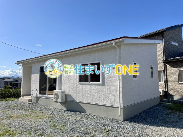 【外観】 | 新築分譲住宅　東根市羽入　全1棟 | 白い壁と赤い屋根の外観が周囲の風景にと溶け込むおうち。ぬくもりを感じる佇まいが、毎日の暮らしをやさしく包み込みます♪