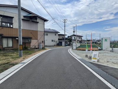 【前面道路含む現地写真】 | 新築分譲住宅　東根市羽入　全1棟 | 6ｍ幅のゆったりした前面道路です♪	