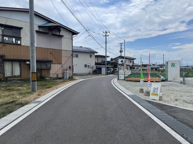 【前面道路含む現地写真】 | 新築分譲住宅　東根市羽入　全1棟 | 6ｍ幅のゆったりした前面道路です♪	