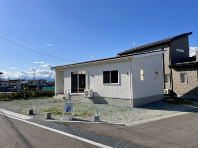 【外観】 | 新築分譲住宅　東根市羽入　全1棟 | 家の前に駐車２台可能です！